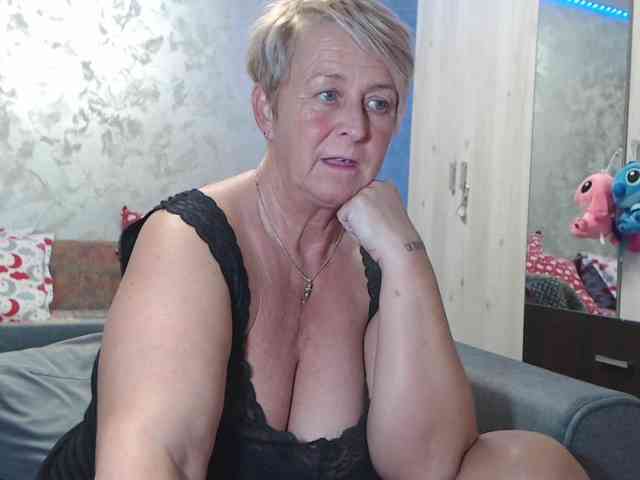 LovePinkLilli webcam