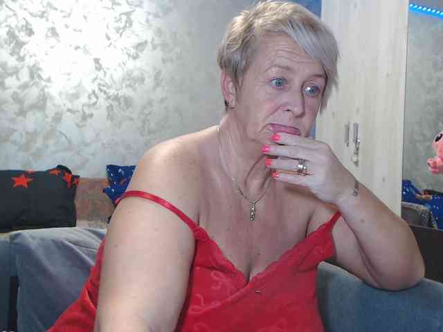 LovePinkLilli webcam