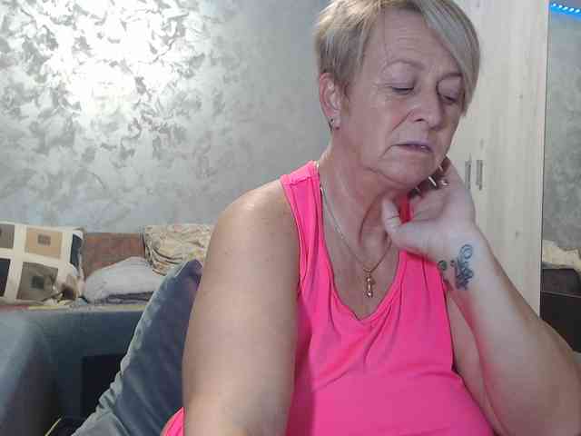 LovePinkLilli webcam