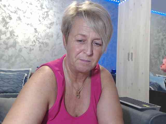 LovePinkLilli webcam