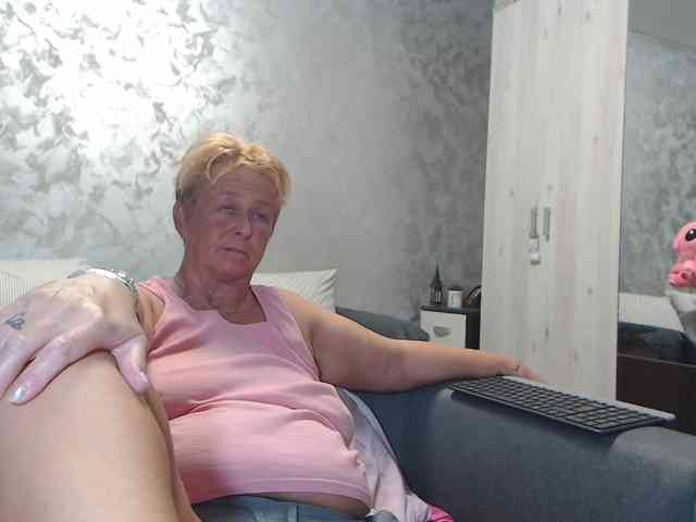 LovePinkLilli webcam