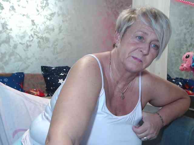 LovePinkLilli webcam