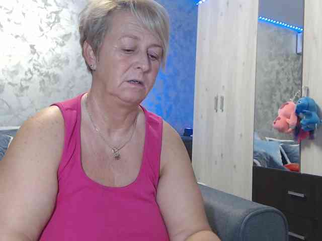 LovePinkLilli webcam