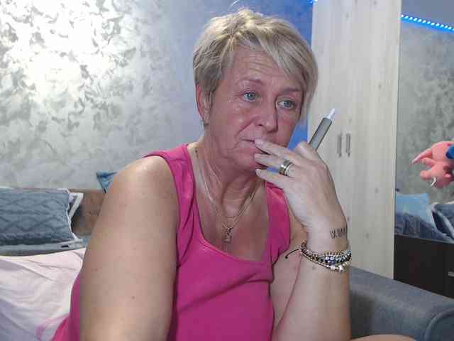 LovePinkLilli webcam