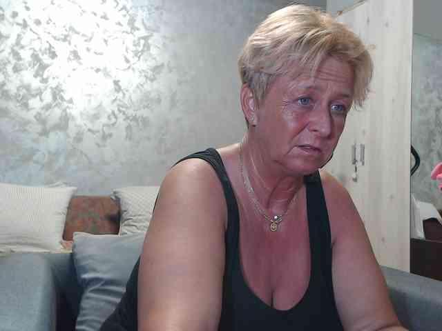 LovePinkLilli webcam