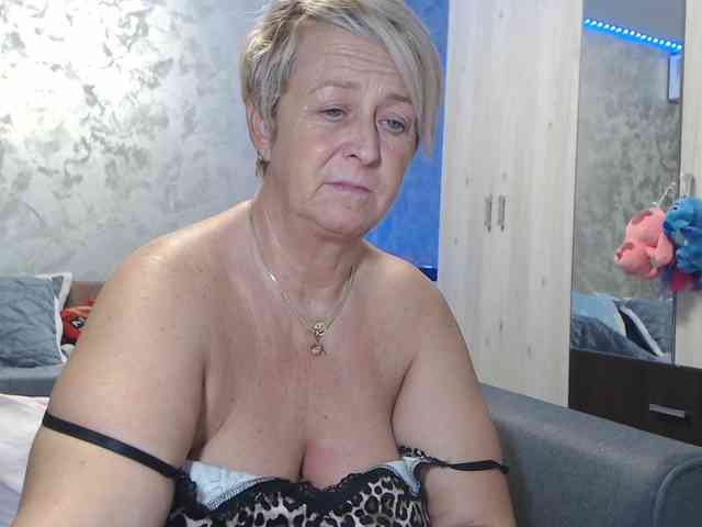 LovePinkLilli webcam