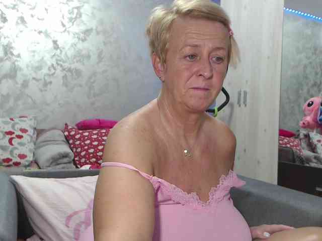 LovePinkLilli webcam