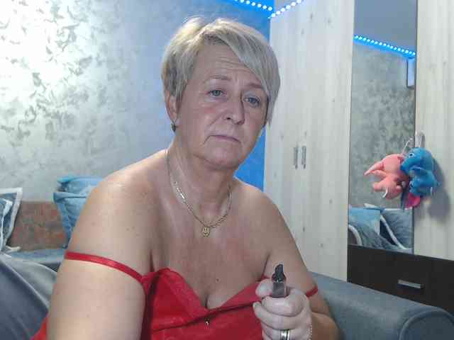 LovePinkLilli webcam