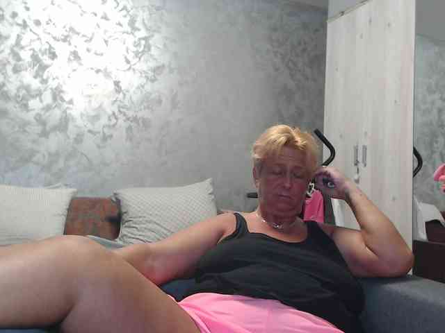 LovePinkLilli webcam