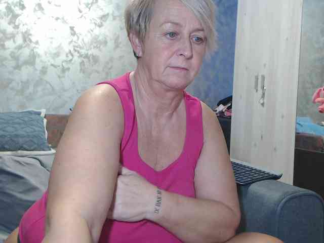 LovePinkLilli webcam