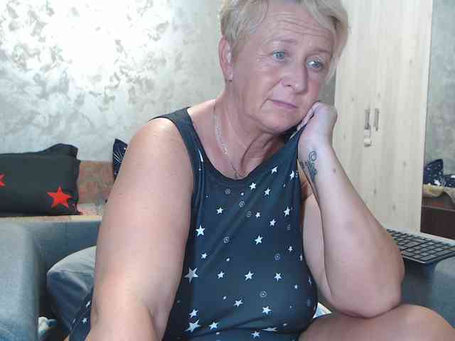 LovePinkLilli webcam