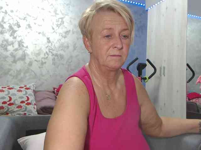 LovePinkLilli webcam