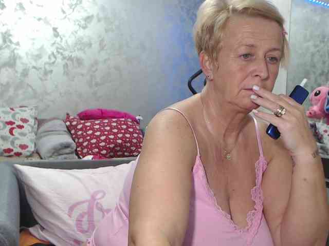 LovePinkLilli webcam