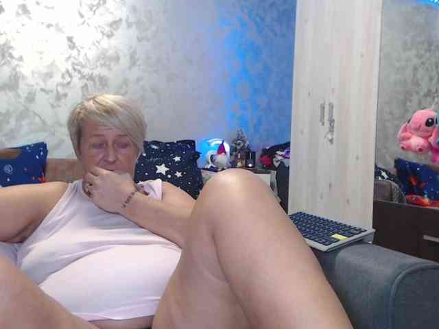 LovePinkLilli webcam