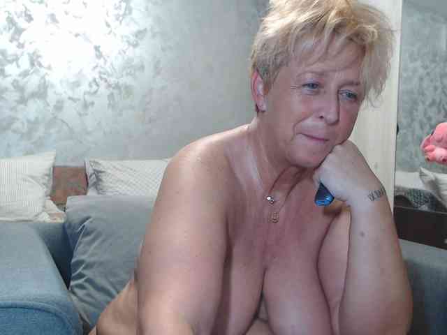LovePinkLilli webcam