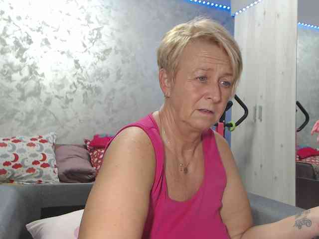 LovePinkLilli webcam