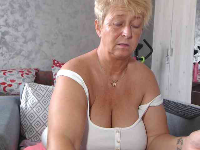 LovePinkLilli webcam
