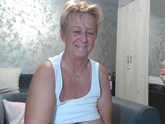 LovePinkLilli webcam
