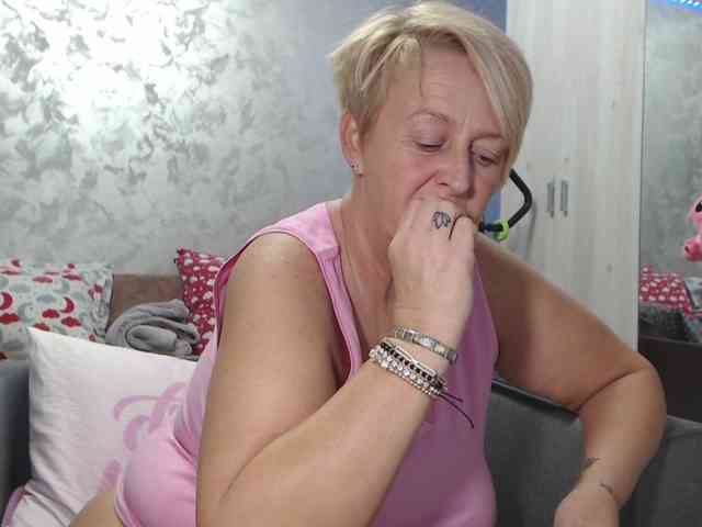 LovePinkLilli webcam