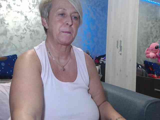 LovePinkLilli webcam