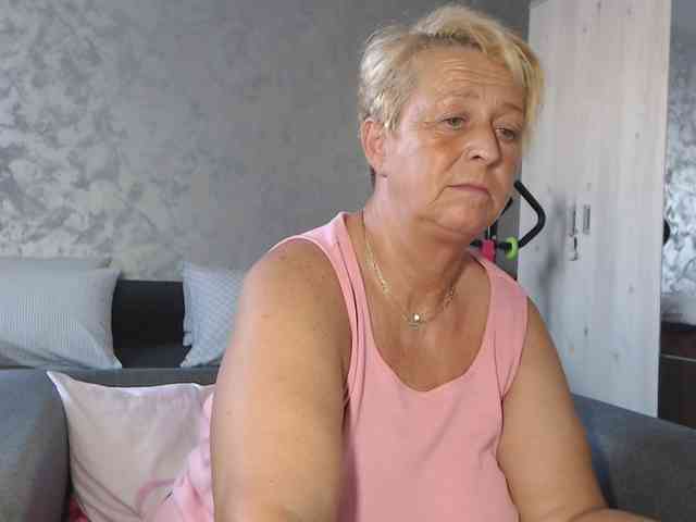 LovePinkLilli webcam
