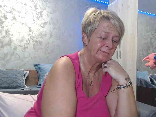 LovePinkLilli webcam