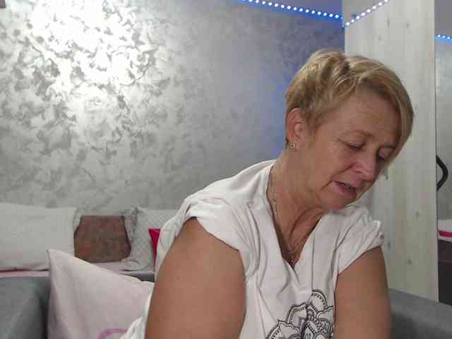 LovePinkLilli webcam