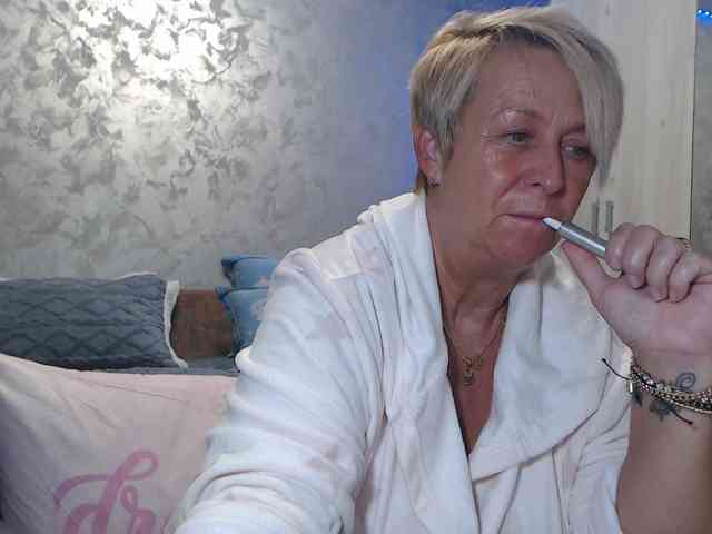 LovePinkLilli webcam