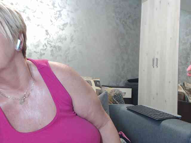 LovePinkLilli webcam
