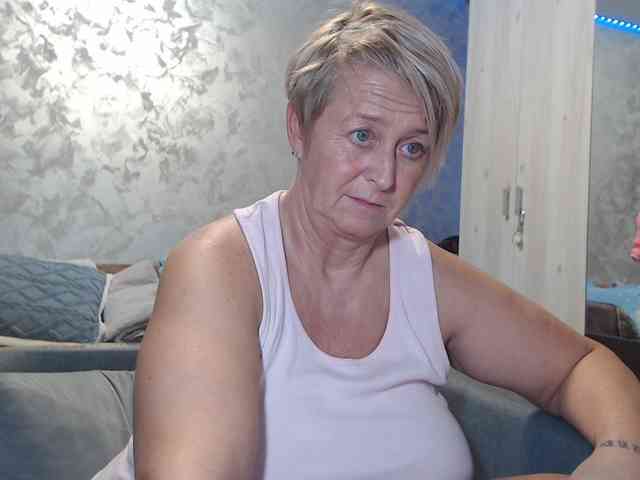 LovePinkLilli webcam