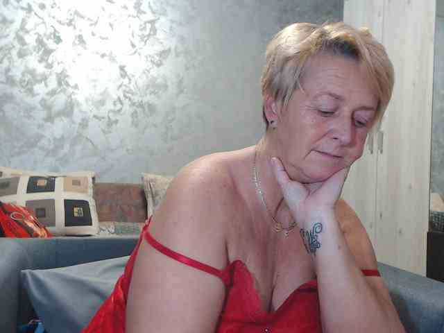 LovePinkLilli webcam