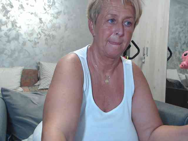 LovePinkLilli webcam