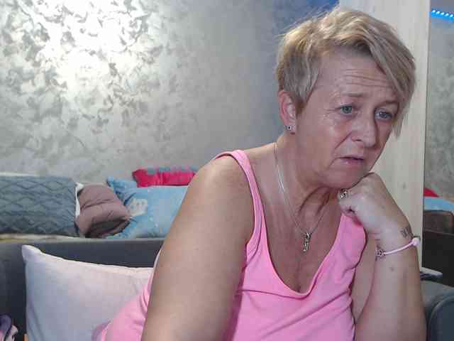 LovePinkLilli webcam