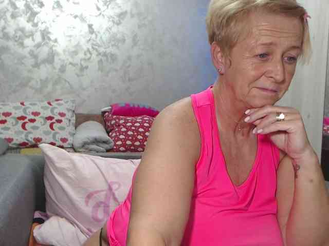 LovePinkLilli webcam