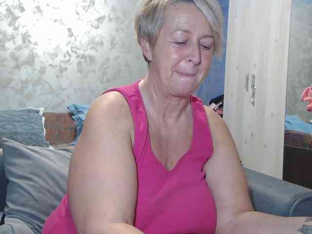 LovePinkLilli webcam