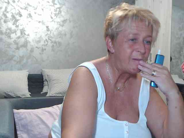 LovePinkLilli webcam