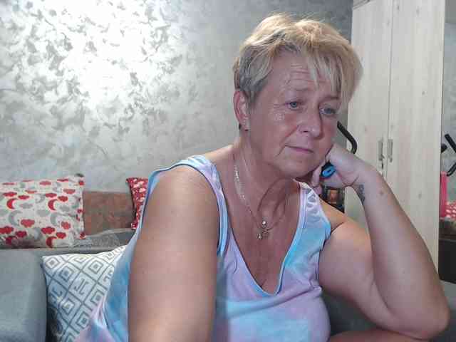 LovePinkLilli webcam