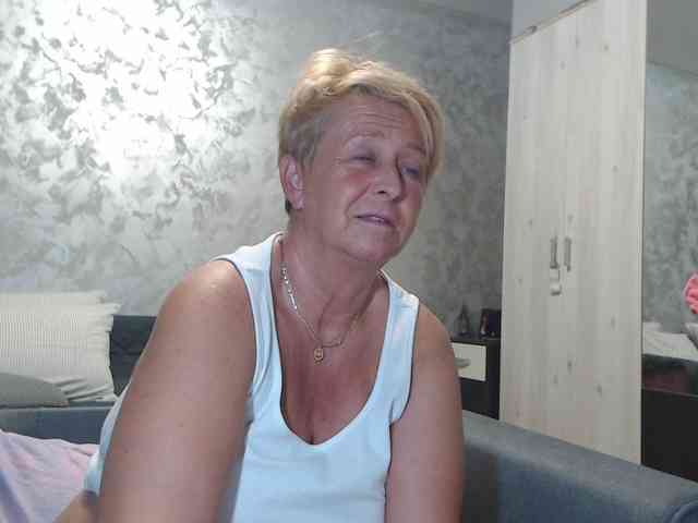 LovePinkLilli webcam