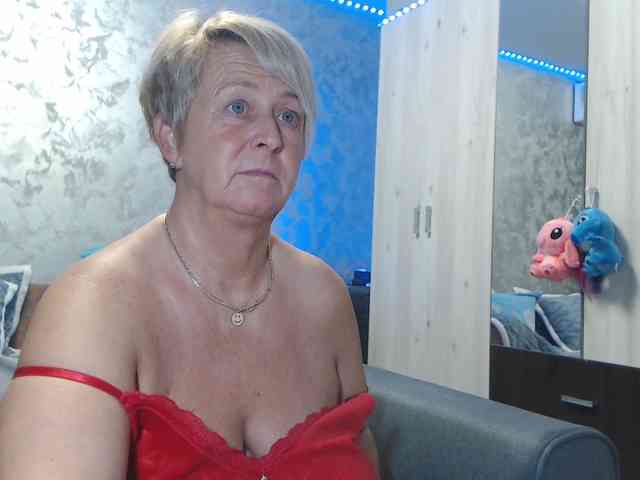 LovePinkLilli webcam