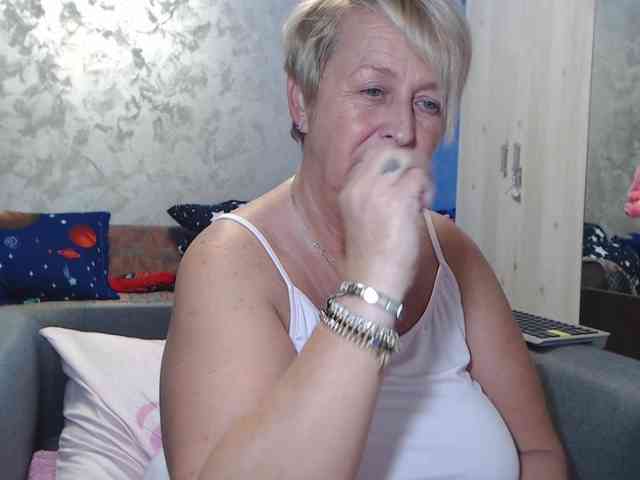 LovePinkLilli webcam