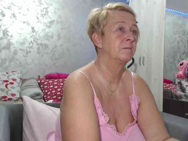 LovePinkLilli webcam