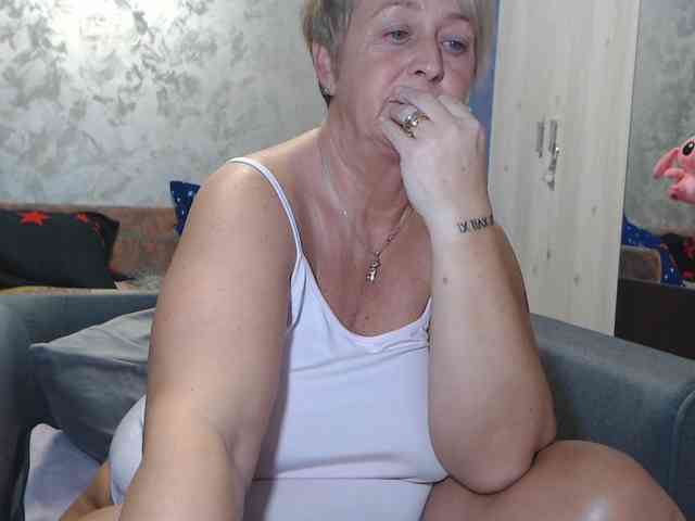 LovePinkLilli webcam