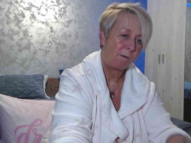 LovePinkLilli webcam