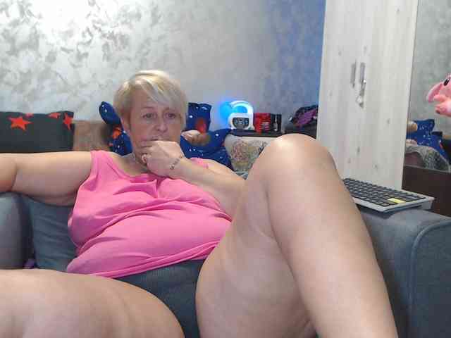 LovePinkLilli webcam