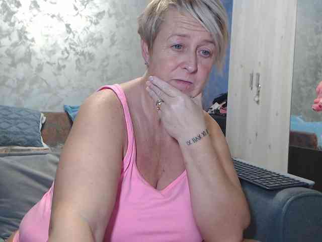 LovePinkLilli webcam