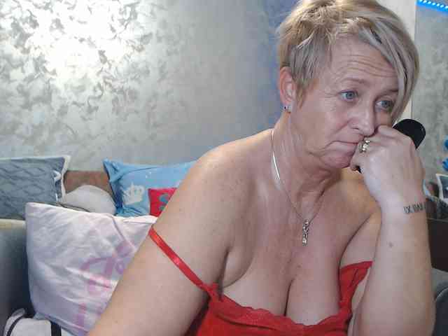 LovePinkLilli webcam