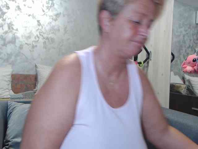 LovePinkLilli webcam