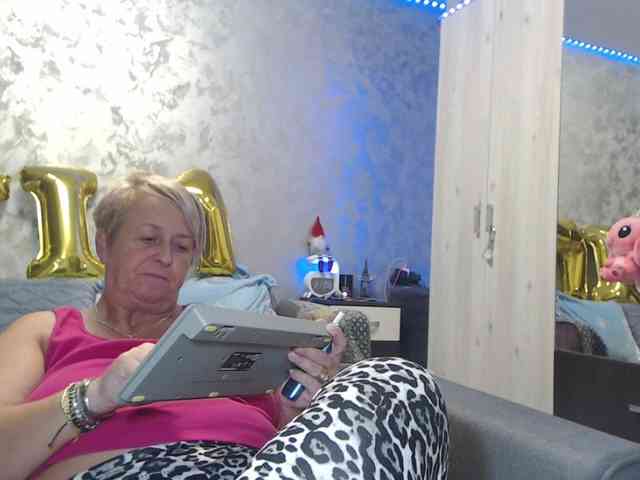 LovePinkLilli webcam