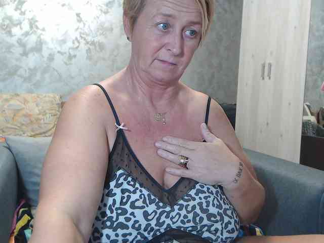 LovePinkLilli webcam