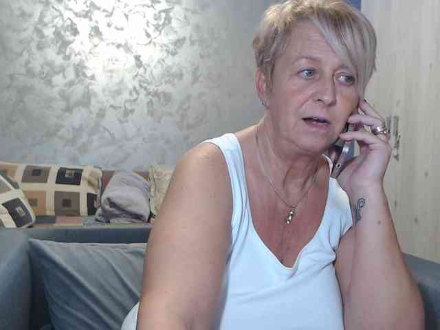 LovePinkLilli webcam